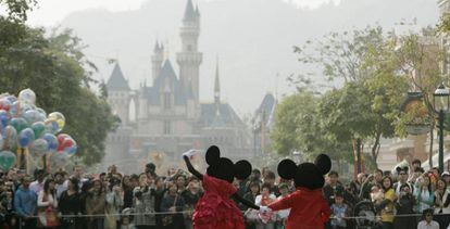 Minnie y Mickey Mouse, en Disneylandia Hong Kong.  REUTERS