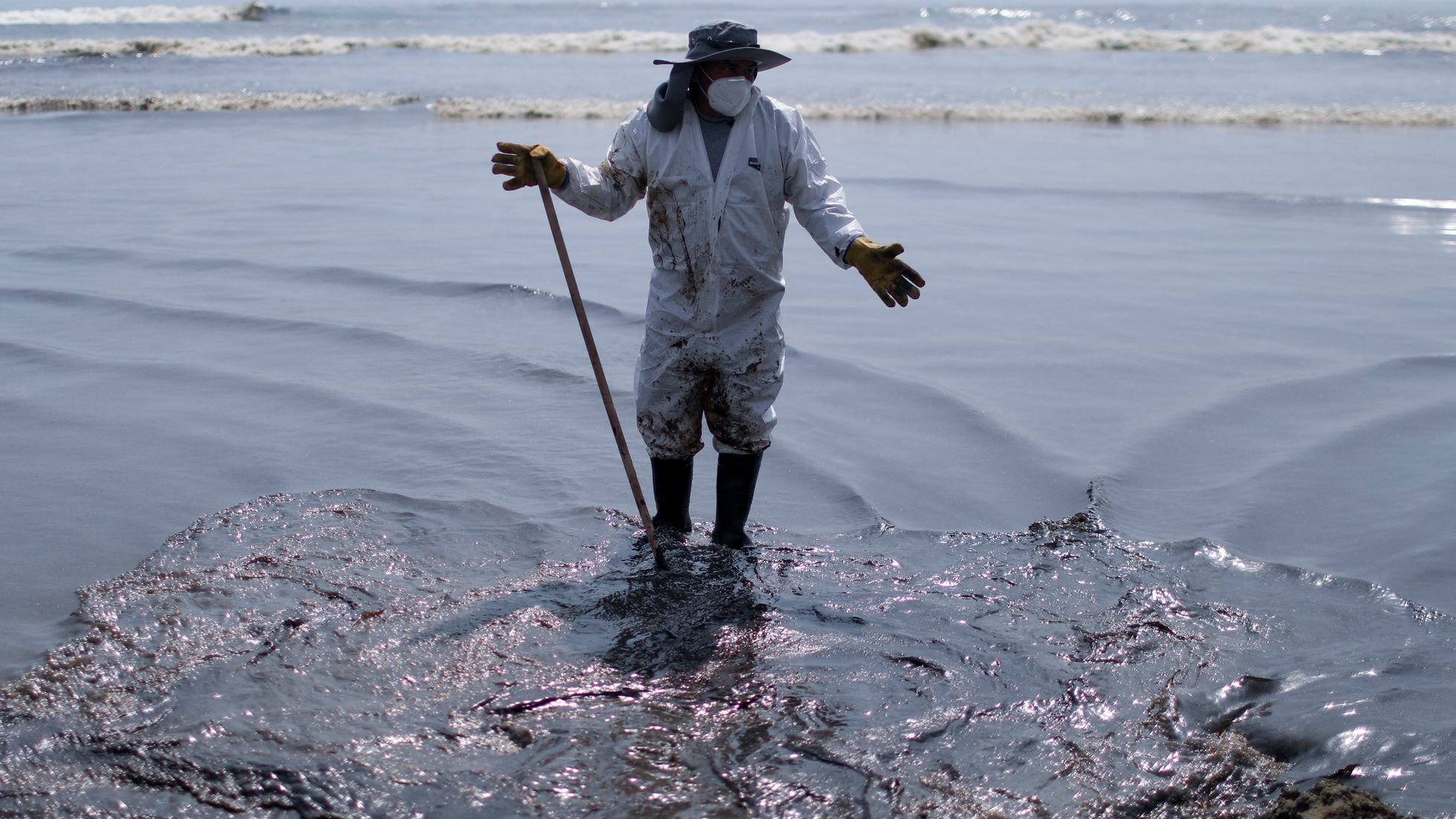 Tonga: Un derrame de petróleo en el mar contamina dos reservas naturales en  Perú | Internacional | EL PAÍS