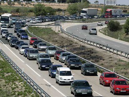 Atascos de salida de la capital en la autovía de Burgos.