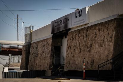 El exterior del Instituto Nacional de Migración de Ciudad Juárez, después del incendio del lunes.