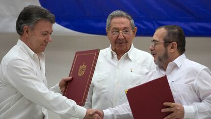 El expresidente de Colombia, Juan Manuel Santos y Rodrigo Londoño alias "Timochenko", comandante de las FARC, durante una ceremonia de firma de un alto el fuego y un acuerdo de desarme rebelde, en La Habana, Cuba en 2016.