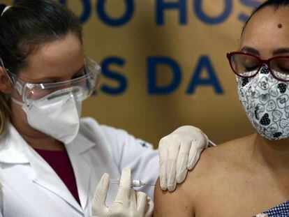 Una voluntaria recibe la vacuna de la empresa china Sinovac.