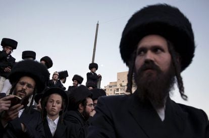Miles de judíos ultraortodoxos se reúnen en Jerusalén para ver la ceremonia que se celebra al aire libre.