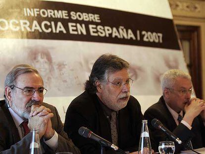 De izquierda a derecha, Juan Manuel Eguiagaray, Joaquín Estefanía y Juan Ojeda.