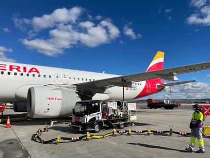 Un avión de Iberia con biocombustible, estacionado en el Aeropuerto Adolfo Suárez- Madrid Barajas, en noviembre de 2021.