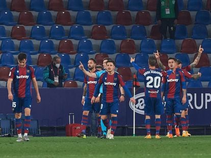 Los jugadores del Levante celebran este miércoles el pase a semifinales de la Copa del Rey ante el Villarreal.