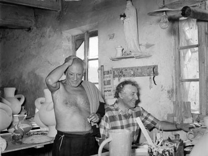 Pablo Picasso y Marc Chagall en el taller de cerámica de Madoura, en 1948 en Vallauris, Francia.