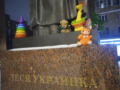 Varios juguetes a los pies del monumento a un escritora ucrania en Moscú, como homenaje a las víctimas de la matanza en Dnipró (Ucrania).
