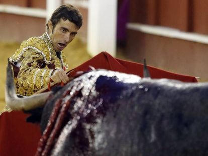 Fernando Roble&ntilde;o, durante la lidia de su segundo toro, ayer lunes en la Feria de Agosto de M&aacute;laga.
