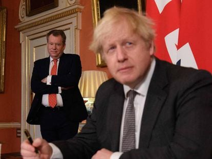 Boris Johnson y David Frost, negociador jefe del Reino Unido para el Brexit, firman el acuerdo de salida en diciembre pasado.