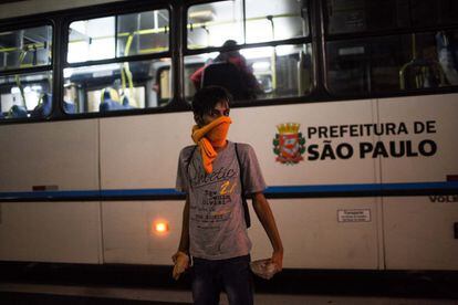 Las manifestaciones en Sao Paulo fueron más violentas que las de Brasilia o Belo Horizonte. Los partidarios del PT y de la presidencia de Roussef utilizaron piedras y palos para atacar a la policía. Al menos un agente resultó herido. En el centro de la ciudad, arrojaron y quemaron basura por las calles que lograron bloquear durante unas horas.