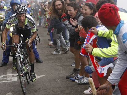 Juan José Cobo recibe el apoyo de los aficionados en plena ascensión al Angliru en la Vuelta de 2011.