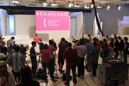 Elena Valenciano muestra a los periodistas el escenario en el que Rubalcaba presentará hoy su proyecto político como cabeza de cartel del PSOE.