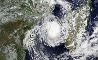 Imagen satelital proporcionada por el Observatorio de la Tierra de la NASA que muestra al ciclón Freddy entre Mozambique, a la izquierda, y Madagascar, en la parte sur del océano Índico, el miércoles 8 de marzo de 2023.
