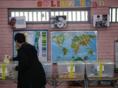 Un hombre vota por durante el proceso de elección de la constituyente anterior, el 16 de mayo de 2021 en Santiago (Chile).