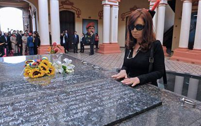 La presidenta Cristina Fern&aacute;ndez visita la tumba de Ch&aacute;vez.