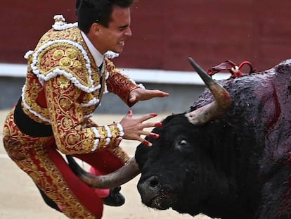 El torero Gonzalo Caballero sufre una cogida este sábado en Las Ventas (Madrid). Plaza de las Ventas.