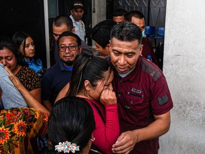 Una mujer llora mientras abraza a un familiar deportado en la puerta del aeropuerto de la Fuerza Aérea Guatemalteca (FAG), en Ciudad de Guatemala, el pasado 25 de mayo.