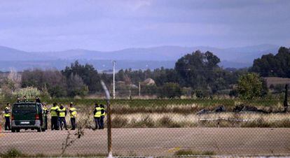 A la derecha, restos del caza F-5 en la base de Talavera la Real, tras el accidente ocurrido en noviembre de 2012.