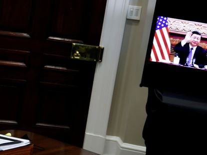 Un momento de la videoconferencia entre Joe Biden y Xi Jinping, el lunes.
