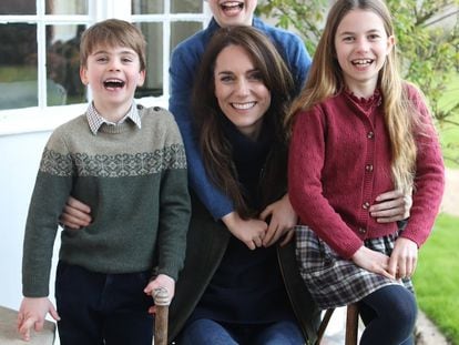 Kate Middleton con sus hijos, en la polémica imagen difundida por el palacio de Kensington y cuya manipulación digital fue reconocida por la propia princesa de Gales.