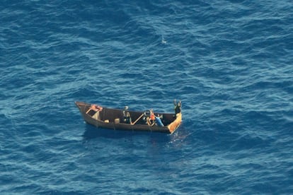 Cuatro supervivientes inmigrantes piden ayuda en el mar el 8 de agosto de 2023.