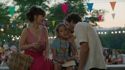 Fotograma de la película La virgen de agosto de Jonás Trueba en el parque de las Vistillas.