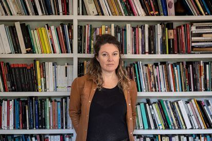 Constanza Michelson, psicoanalista y escritora chilena en su casa en Santiago, Chile. 3 DE MAYO DE 2023.