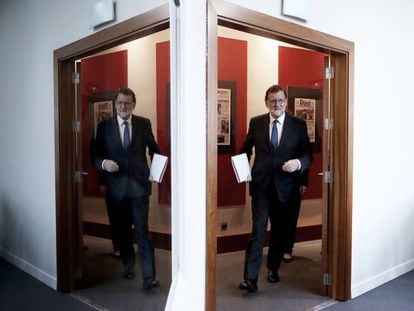 Mariano Rajoy, antes de la rueda de prensa posterior al Consejo de Ministros. En vídeo, Rajoy critica la moción de censura. ULY MARTÍN / VÍDEO: Atlas