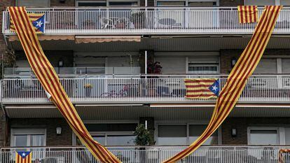Fachada de un edificio en Barcelona donde cuelgan banderas catalanas independentistas, así como la de la región.
