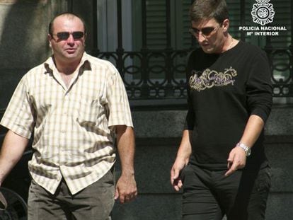 Kakhaber Sushanashvili (derecha), junto a otro presunto miembro de la organización georgiana.