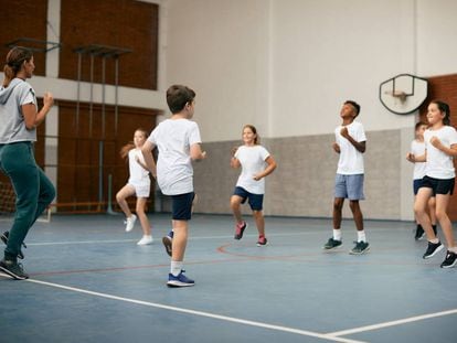 Un grupo de niños haciendo deporte con su entrenadora