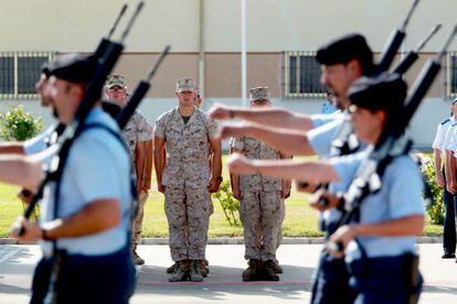 Soldados españoles del Ejercito del Aire desfilan en presencia de una formación de soldados del cuerpo de Marines norteamericanos en la base sevillana de Morón.