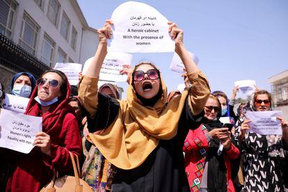 Un grupo de mujeres exige sus derechos ante el palacio presidencial de Kabul, este viernes.