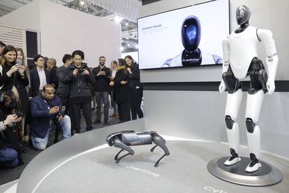 El Mobile World Congress, considerado como la mayor feria tecnológica del mundo, ha abierto este lunes las puertas de una nueva edición, la decimoctava, en lo que supone el retorno a la normalidad tras la cancelación de la edición de 2020 y las dos siguientes afectadas por las restricciones a la movilidad internacional. En la imagen, varios visitantes fotografían los robots 'CyberDog' y 'CyberOne', de Xiaomi, presentados en el congreso. 