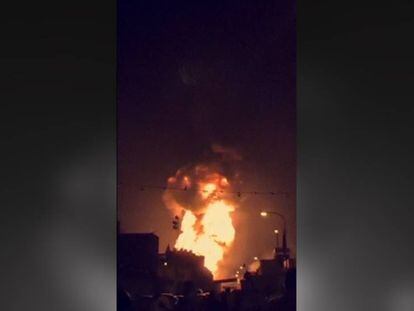 Momento de la explosión en un oleoducto de Baréin.