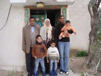 La familia Qudeh, en su casa de Beni Suhaila, en Gaza.