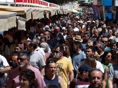 Una multitud de personas entre las casetas de la Feria del Libro de Madrid, el 5 de junio de 2022.