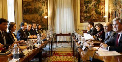 La vicepresidenta del Gobierno, Soraya Sáenz de Santamaría, y el ministro de Hacienda, Cristóbal Montoro, en la reunión celebrada con representantes de la FEMP.
