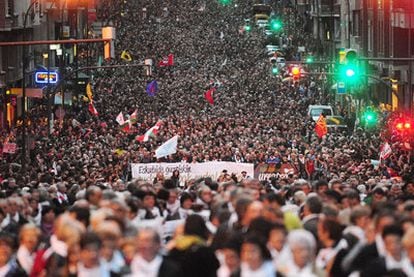Decenas de miles de personas se manifestaron ayer por las calles de Bilbao para exigir un cambio en la política penitenciaria del Gobierno con los presos de ETA.