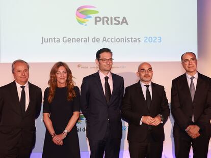 El secretario del consejo, Pablo Jiménez de Parga; la directora financiera, Pilar Gil; el presidente del grupo Prisa, Joseph Oughourlian; el presidente ejecutivo de Prisa Media, Carlos Núñez; y el presidente ejecutivo de Santillana, Francisco Cuadrado, en la junta general de accionistas de Prisa.