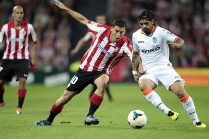 Banega, con el Valencia, se lleva un balón la temporada pasada.