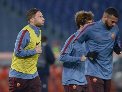 Totti entrena con sus compa&ntilde;eros en el estadio Ol&iacute;mpico de Roma.
