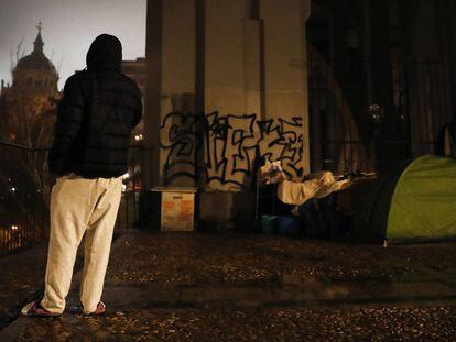 Persona sin hogar en Madrid.