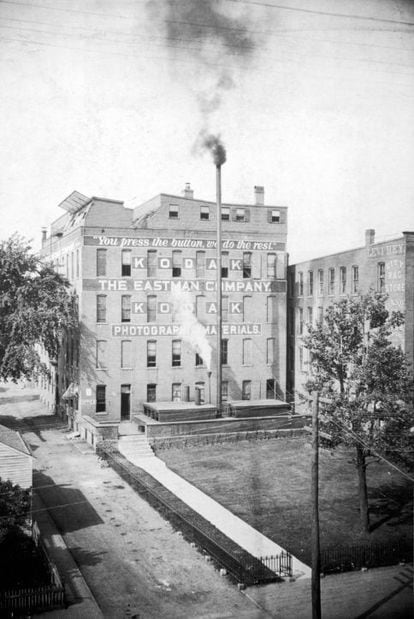 Exterior del edificio de Kodak en Rochester, Nueva York, a finales del siglo XIX, donde se puede leer el lema de la empresa: "Usted aprieta el botón, nosotros hacemos el resto".