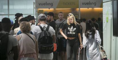 Colas de pasajeros de Vueling en el aeropuerto de El Prat de Barcelona
