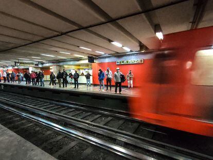 Usuarios del metro esperan en el anden de la estación La Raza de la Línea 3, en Ciudad de México, este martes.