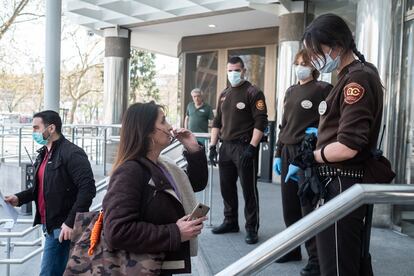 Miembros de seguridad del Juzgado de Plaza Castilla denegando la entrada a dos personas que querían acceder al edificio.