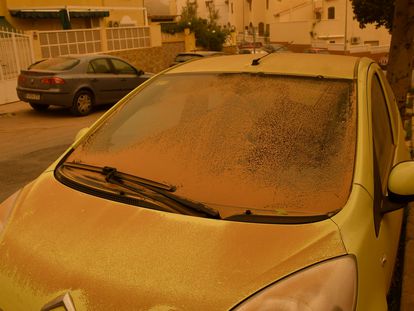 Un vehículo cubierto de polvo en Aguadulce, Roquetas de Mar (Almería), este martes.
