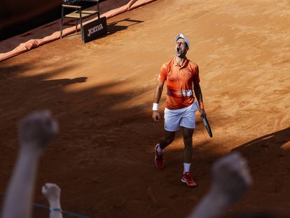 Djokovic celebra un punto durante la final contra Tstitsipas, este domingo en Roma.
